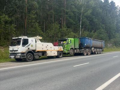 Грузовой эвакуатор в работе